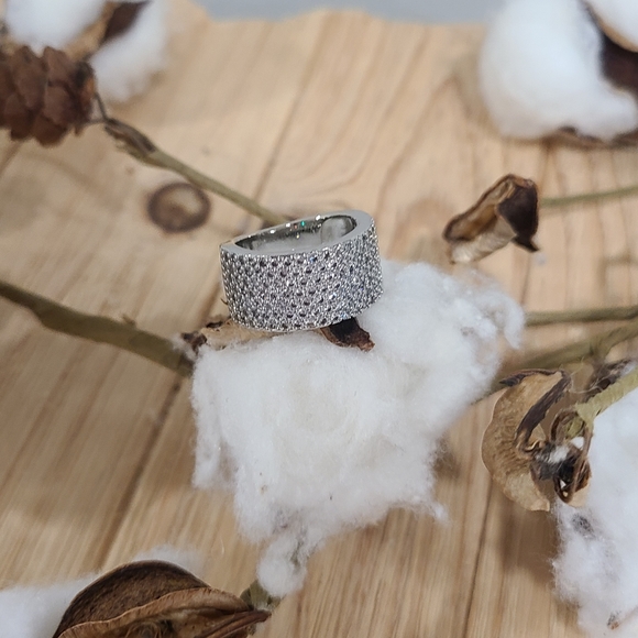 🤍🩶NEW🤍🩶GORGEOUS!! Tiny CZ'S Silver Plated Band Ring - Picture 8 of 14